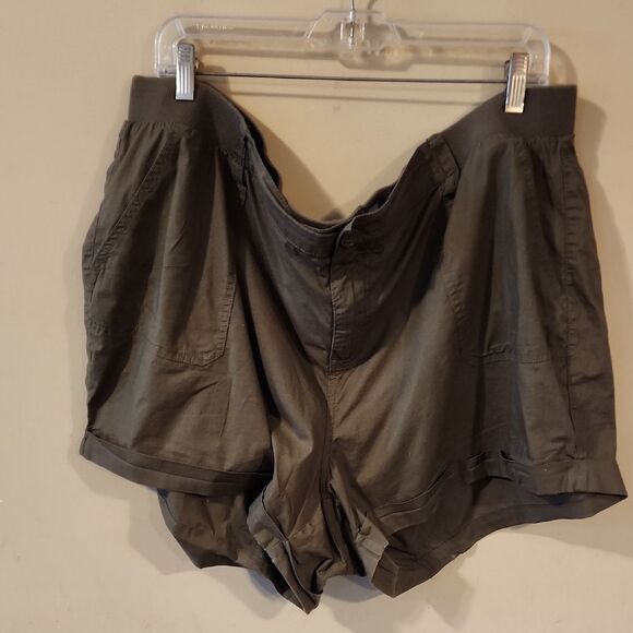 Torrid Green Shorts Relaxed Fit Elastic Waistband Size 20 Cuffed - Picture 1 of 3